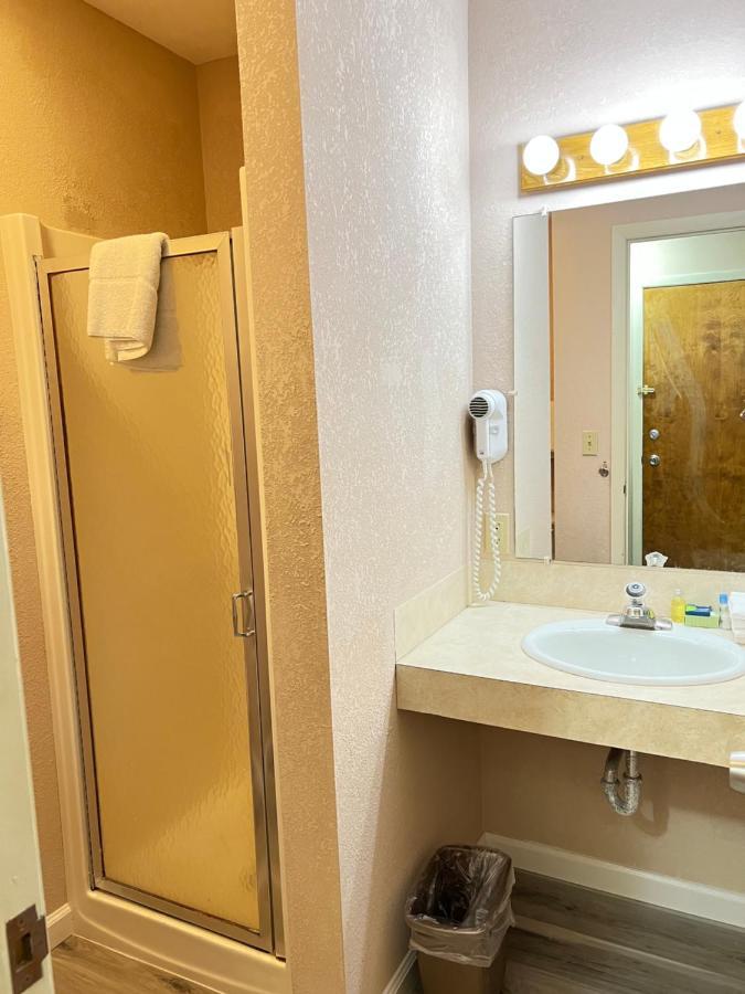 Viking Arms Inn - Ludington Bagian luar foto